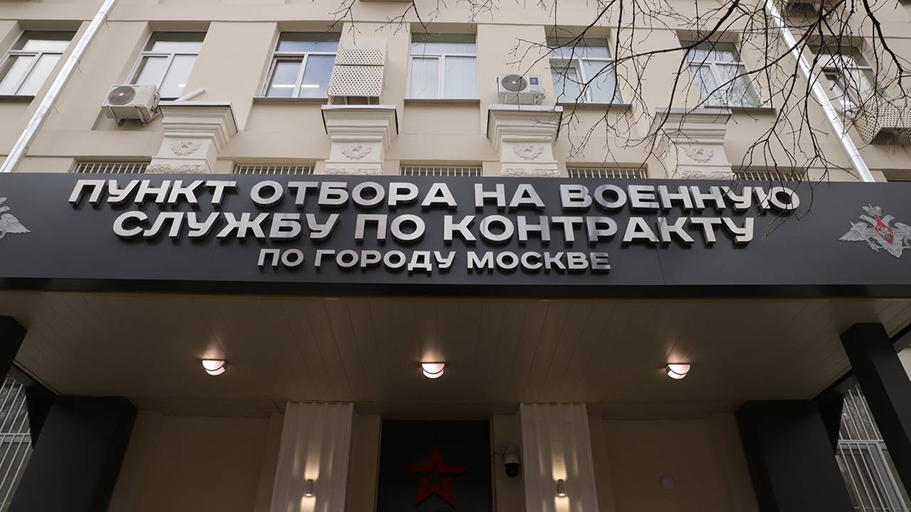 Народный артист РФ Александр Буйнов посетил Единый пункт отбора на военную службу в Москве Фото: Анатолий Цымбалюк, 