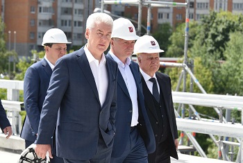 14 июня мэр Москвы Сергей Собянин осмотрел ход строительсва эстакады на пересечении Липецкой и Элеваторной улиц