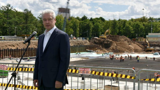 Мэр Москвы Сергей Собянин заложил памятную капсулу в фундамент бассейна «Лужники»