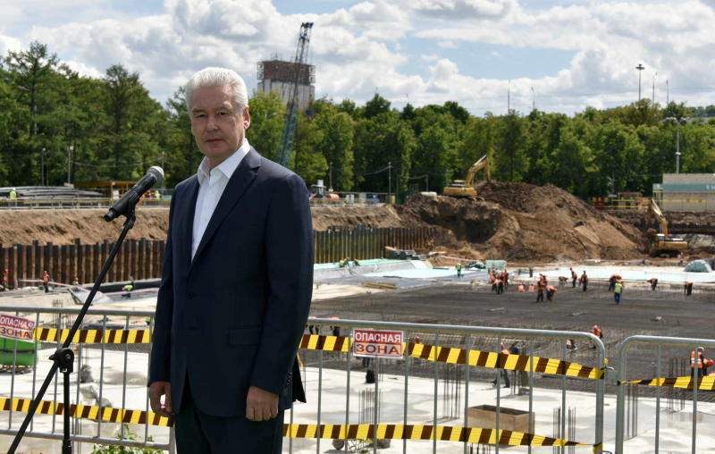 Мэр Москвы Сергей Собянин заложил памятную капсулу в фундамент бассейна «Лужники»